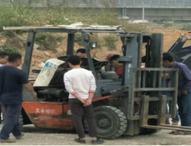学员教练指导下进行实操学习1